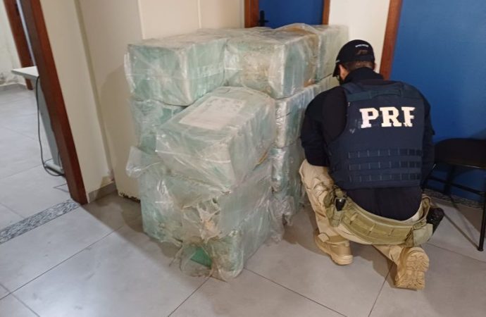 PRF apreende cerca de 600 quilos de maconha em caminhão na Via Dutra, em Piraí