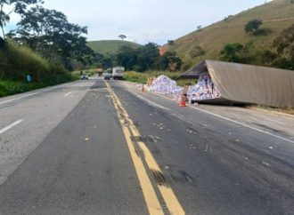 Semi-reboque de carreta bitrem tomba na BR-393 e mobiliza equipes em Três Rios