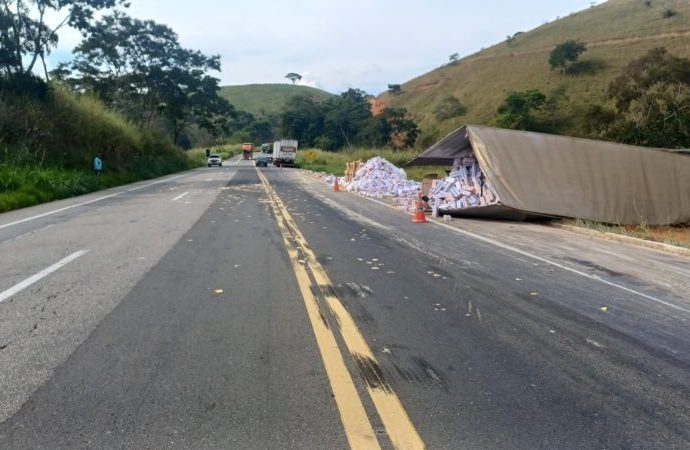 Semi-reboque de carreta bitrem tomba na BR-393 e mobiliza equipes em Três Rios