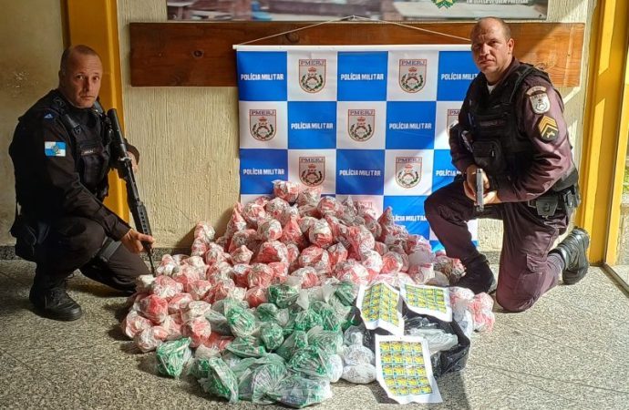 PM apreende mais de 40 quilos de drogas escondidas em casa abandonada em Barra do Piraí