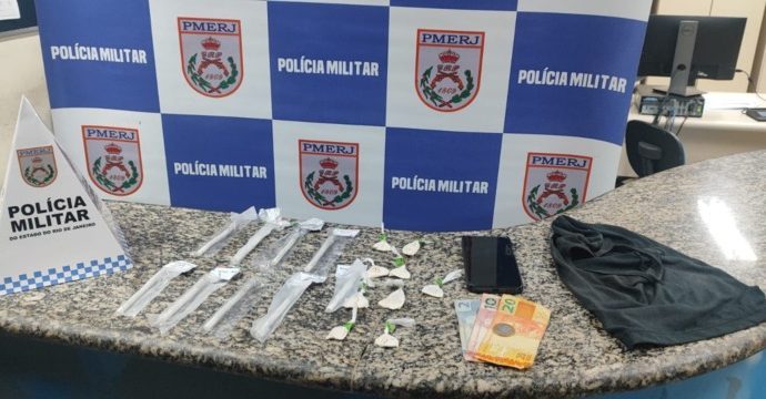 Adolescente é apreendido com drogas e balaclava em Paty do Alferes