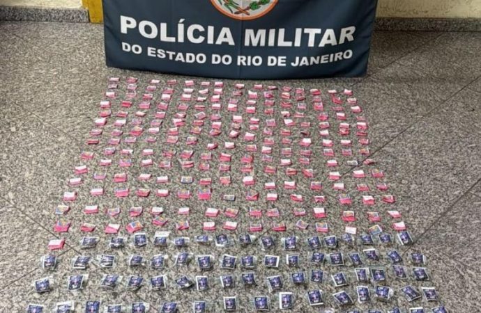 Polícia Militar apreende mais de 300 porções de drogas no Vale do Ipiranga, em Barra do Piraí