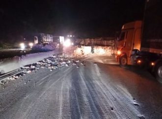 Tombamento de carreta provoca interdição total da Via Dutra e causa longos congestionamentos em Piraí