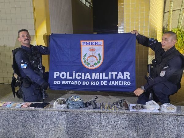 Homem é preso e três adolescentes são apreendidos por tráfico e porte ilegal de armas em Três Rios